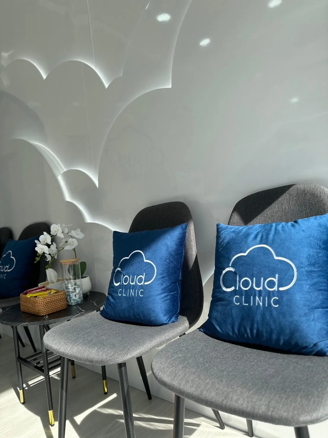 Cloud Clinic ขอนแก่น ห้องรับบริการสะอาดสวย โซฟานุ่มสบายพร้อมอุปกรณ์ IV Drip ครบครัน