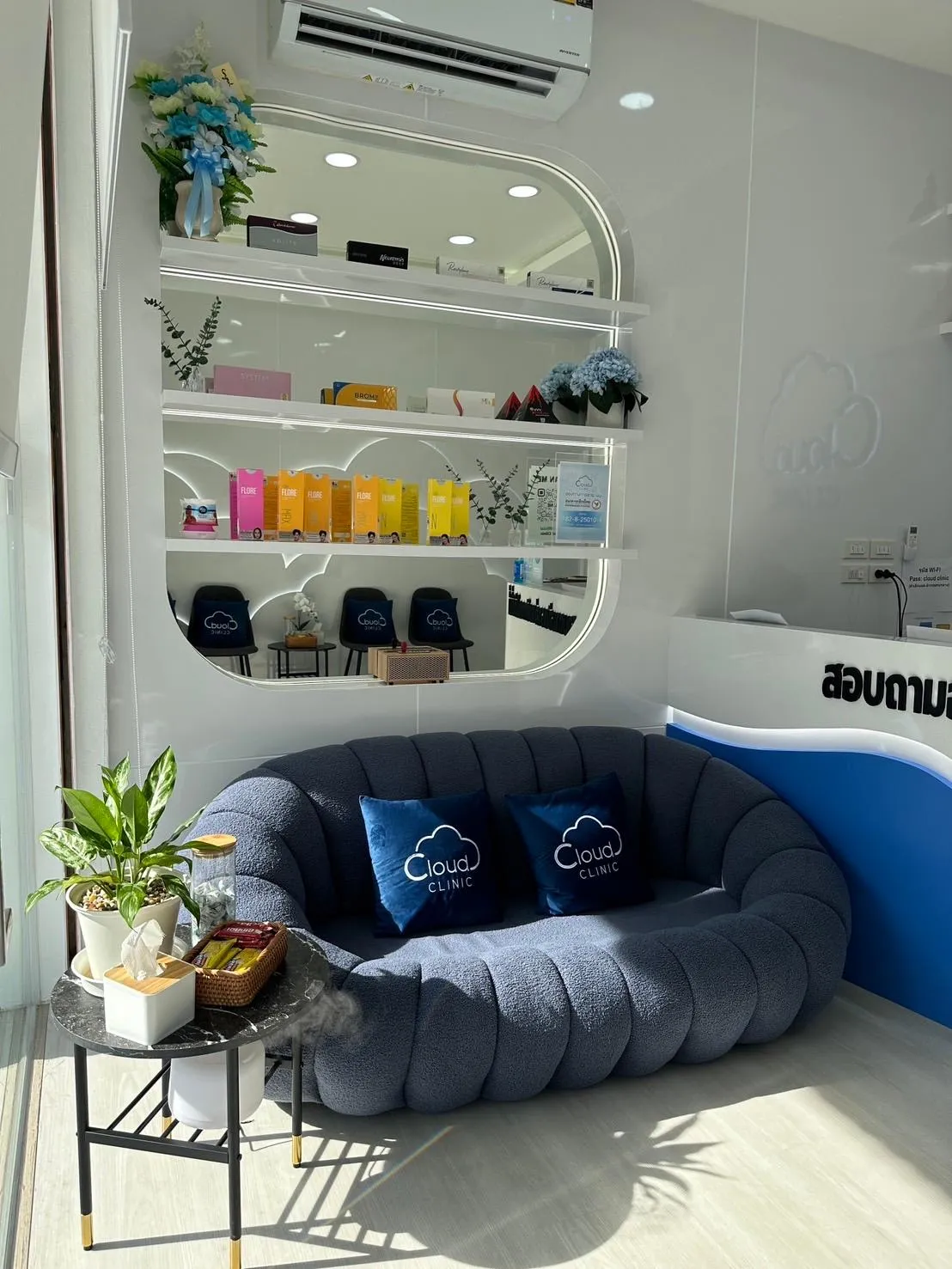 ห้อง IV Drip ส่วนตัว Cloud Clinic ขอนแก่น มุมมองจากภายในโซฟาปรับเอน พร้อมอุปกรณ์การทำฉีด