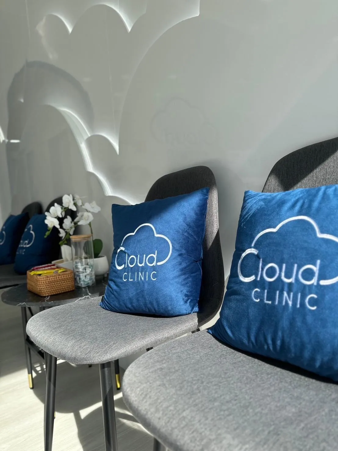 ห้องรับบริการ Cloud Clinic ขอนแก่น ภายในสวยงาม พร้อมโซฟาและอุปกรณ์ครบครัน